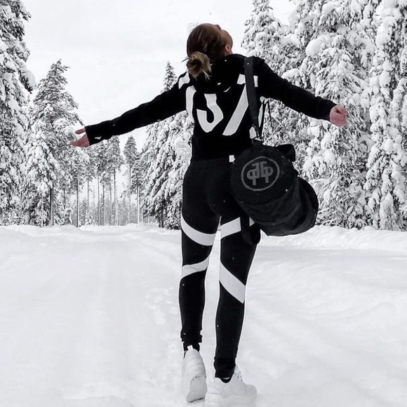 NEW🌟Elly Pistol Black Hoodie - Picture 3 of 9